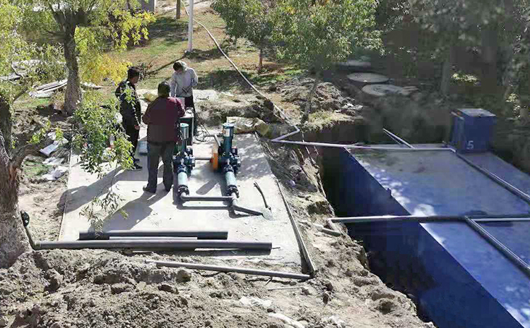 新疆阿克苏地区项目地埋式污水处理设备安装图片